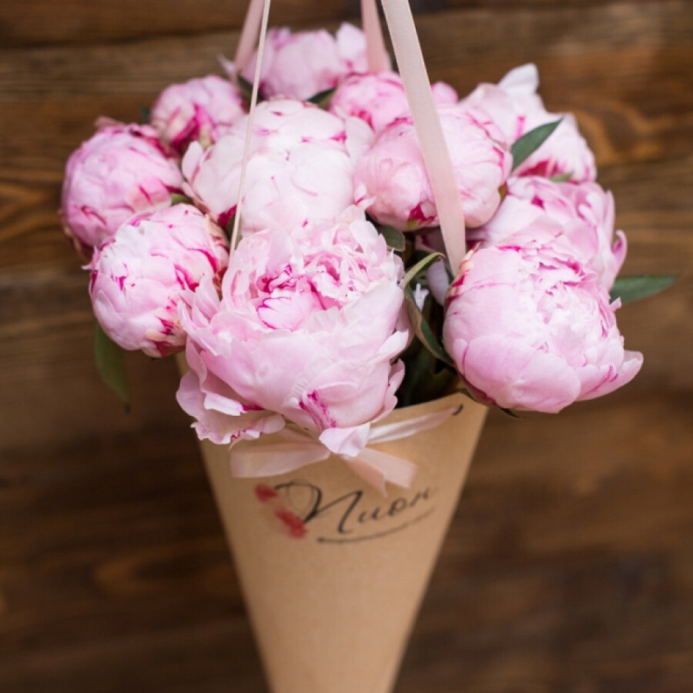 Букет цветов «Композиция из 11 розовых пионов в конусе» - фото 2