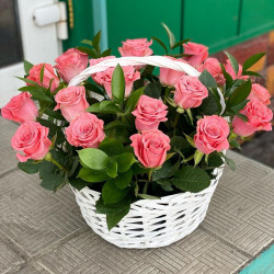 Композиция из 21 розовой розы в белой корзине