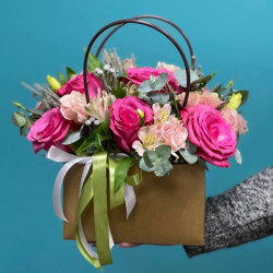 Розовые розы с альстромерией в сумочке